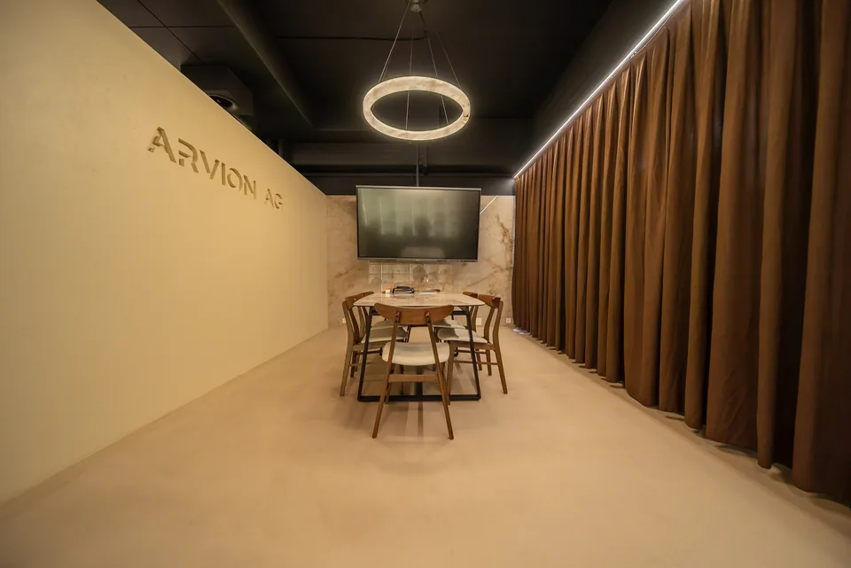 Hier besprechen wir Ihr Projekt: Arvion-Beratungstisch im Showroom